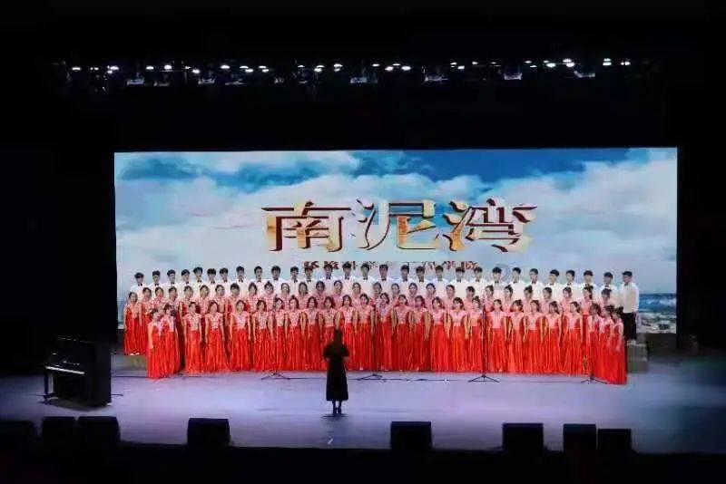 夏季的时尚女孩